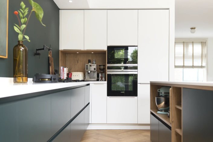 Design keuken met hoge kaste met witte fronten
