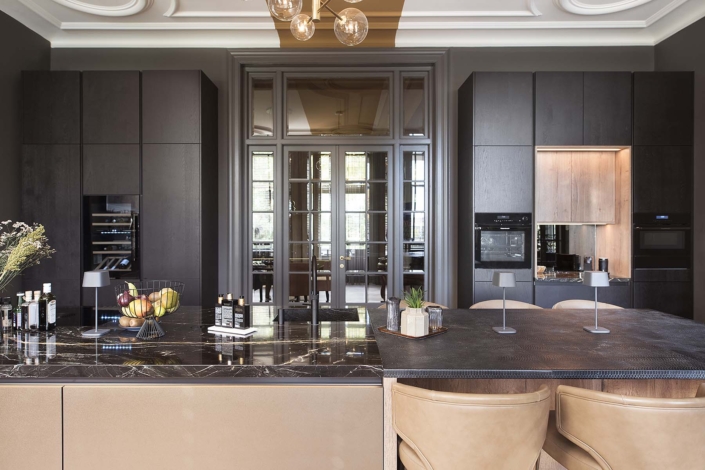 Strakke moderne keuken met zwarte en houten elementen in klassiek interieur