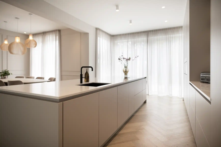 Moderne, beige keuken met ingebouwde bar | Kitchenstudio