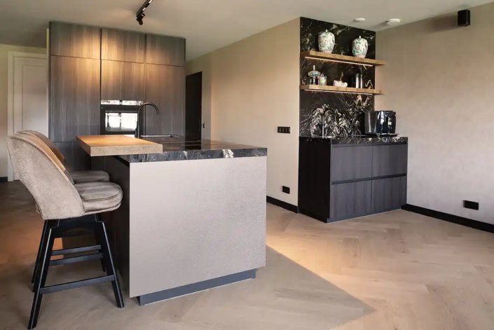 Moderne donkere keuken De Lier | Kitchenstudio Den Haag