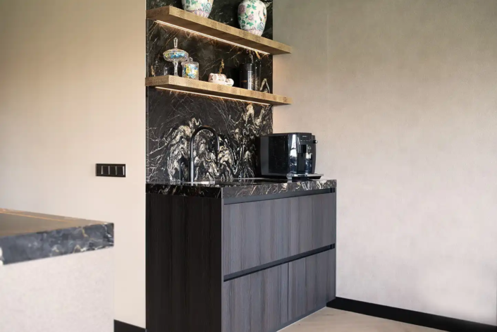 Moderne donkere keuken De Lier | Kitchenstudio Den Haag