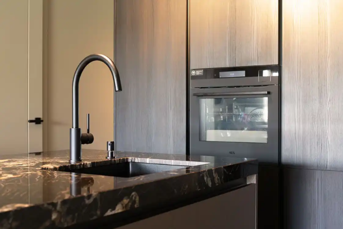 Moderne donkere keuken De Lier | Kitchenstudio Den Haag