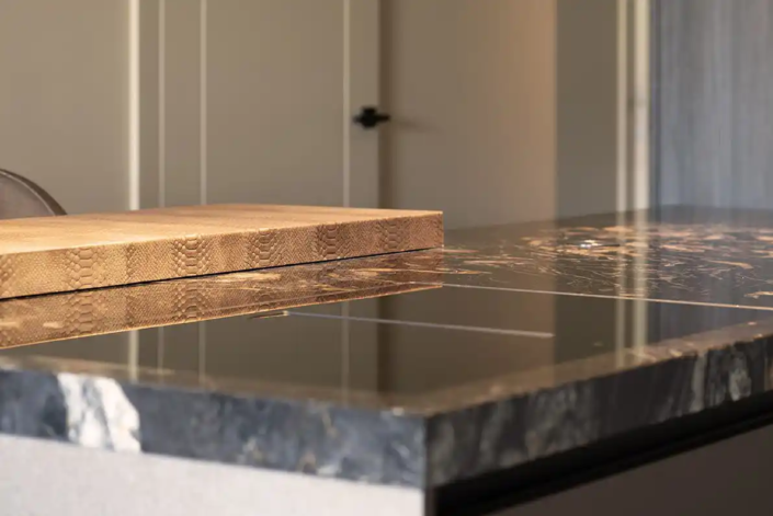 Moderne donkere keuken De Lier | Kitchenstudio Den Haag