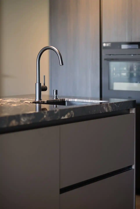 Moderne donkere keuken De Lier | Kitchenstudio Den Haag