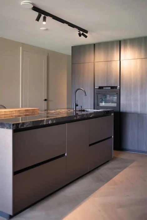 Moderne donkere keuken De Lier | Kitchenstudio Den Haag