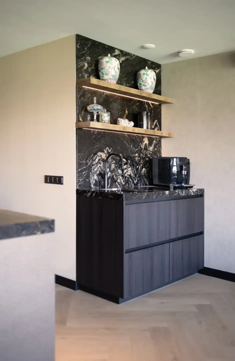 Moderne donkere keuken De Lier | Kitchenstudio Den Haag