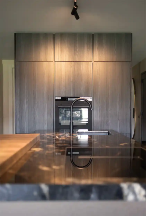 Moderne donkere keuken De Lier | Kitchenstudio Den Haag