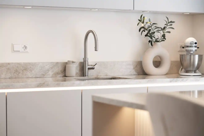 Moderne lichte keuken Poeldijk | Kitchenstudio Den Haag
