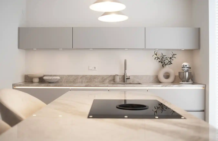 Moderne lichte keuken Poeldijk | Kitchenstudio Den Haag