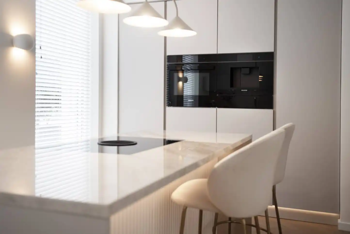 Moderne lichte keuken Poeldijk | Kitchenstudio Den Haag