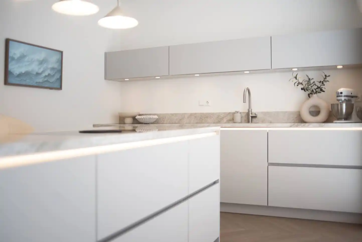 Moderne lichte keuken Poeldijk | Kitchenstudio Den Haag