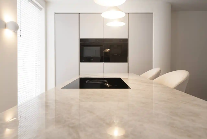 Moderne lichte keuken Poeldijk | Kitchenstudio Den Haag