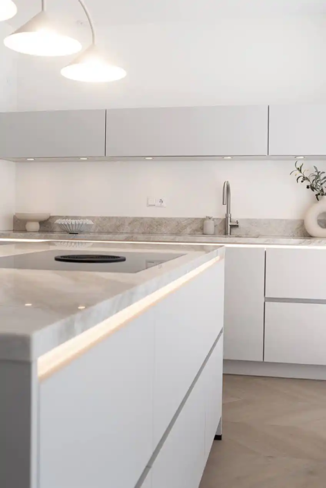Moderne lichte keuken Poeldijk | Kitchenstudio Den Haag
