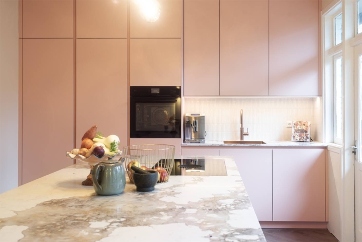 zachtroze-keuken-met-marmerlook-werkblad