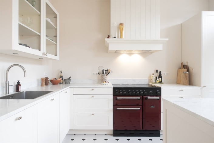 landelijke-witte-keuken-klassiek-fornuis-3