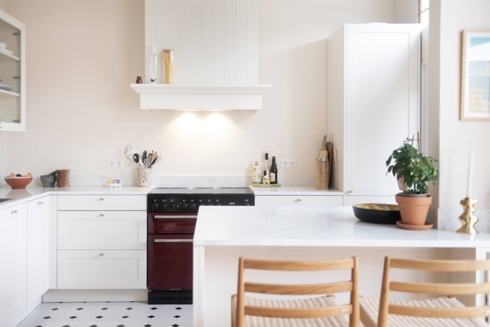 landelijke-witte-keuken-klassiek-fornuis