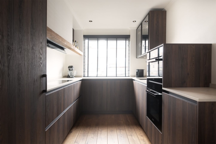 maatwerk-keuken-donker-hout-licht-werkblad