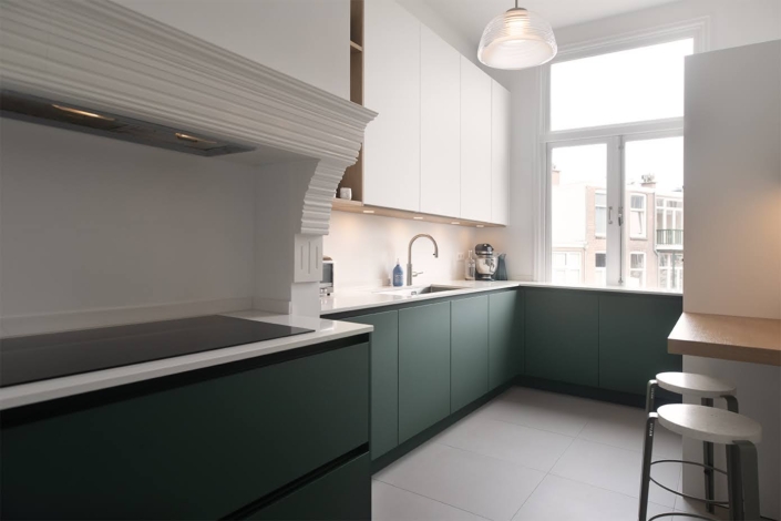 maatwerk-keuken-klassieke-schouw-groene-fronten