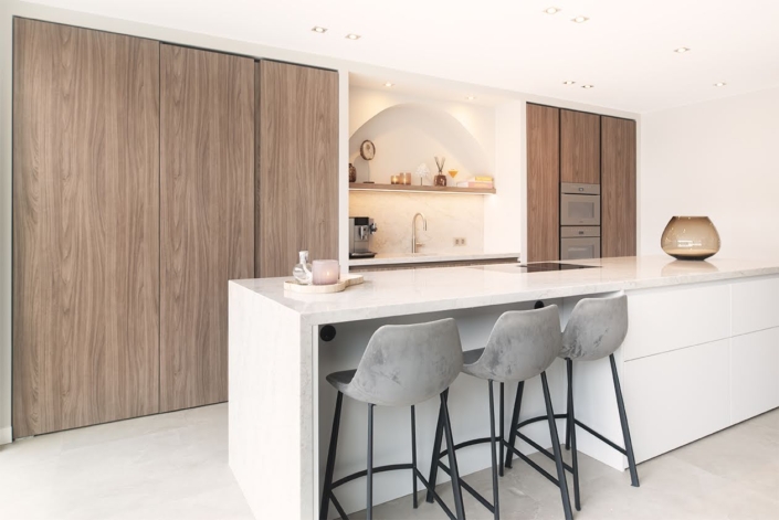 maatwerk-keuken-met-nis-warme-houttinten