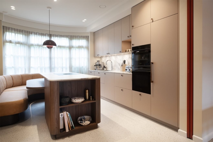 Design maatwerkkeuken met kookeiland en ge&iuml;ntegreerde zithoek