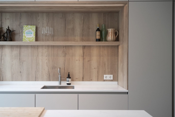 Houten nis met open plank in luxe maatwerkkeuken