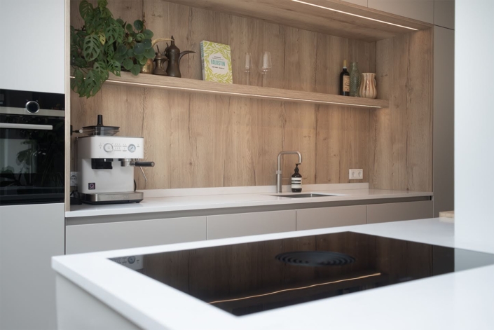 Maatwerkkeuken met houten nis, kookeiland en inductiekookplaat