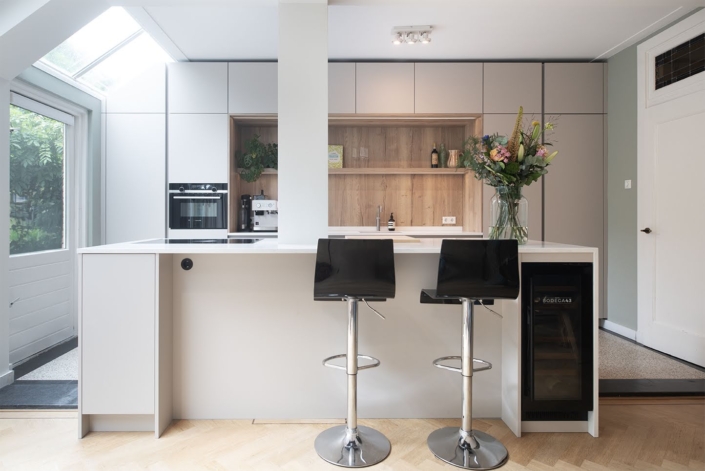 Luxe maatwerkkeuken met kookeiland, bar en ge&iuml;ntegreerde kolom